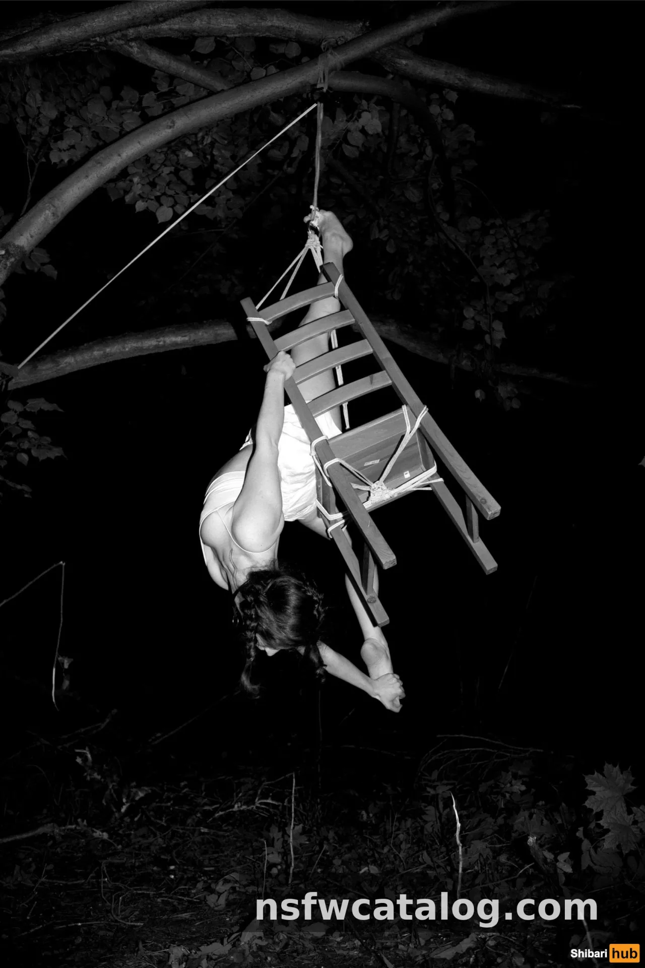 August — эротическое шибари в лесу — фото 3