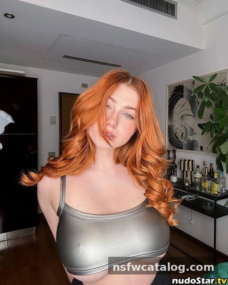 Пышная грудь в домашних нюдсах 18+