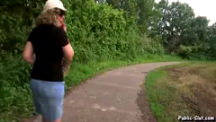 Гангбэнг зрелой жены шлюхи в лесу