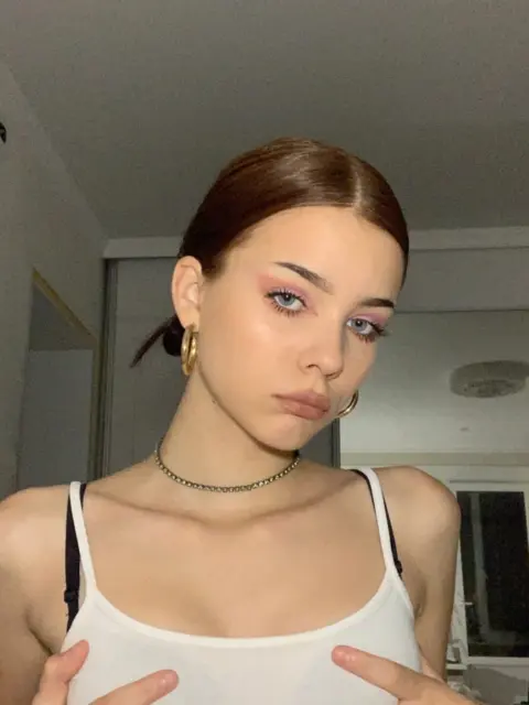 CandyXXX — молодая студентка дрочит киску